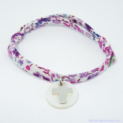 Bracelet personnalisé en Liberty, croix en argent
sur pastille de nacre blanche