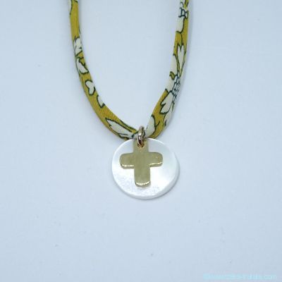 Mini-croix en plaqué or et sa nacre blanche, sur Liberty