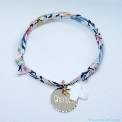 Bracelet personnalisé petite médaille plaqué or et croix en nacre sur Liberty