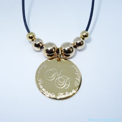 Pendentif médaille gravée et ses perles en plaqué or