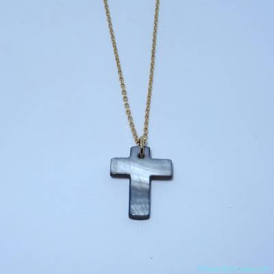 Pendentif croix en nacre grise, sur chaîne en plaqué or 